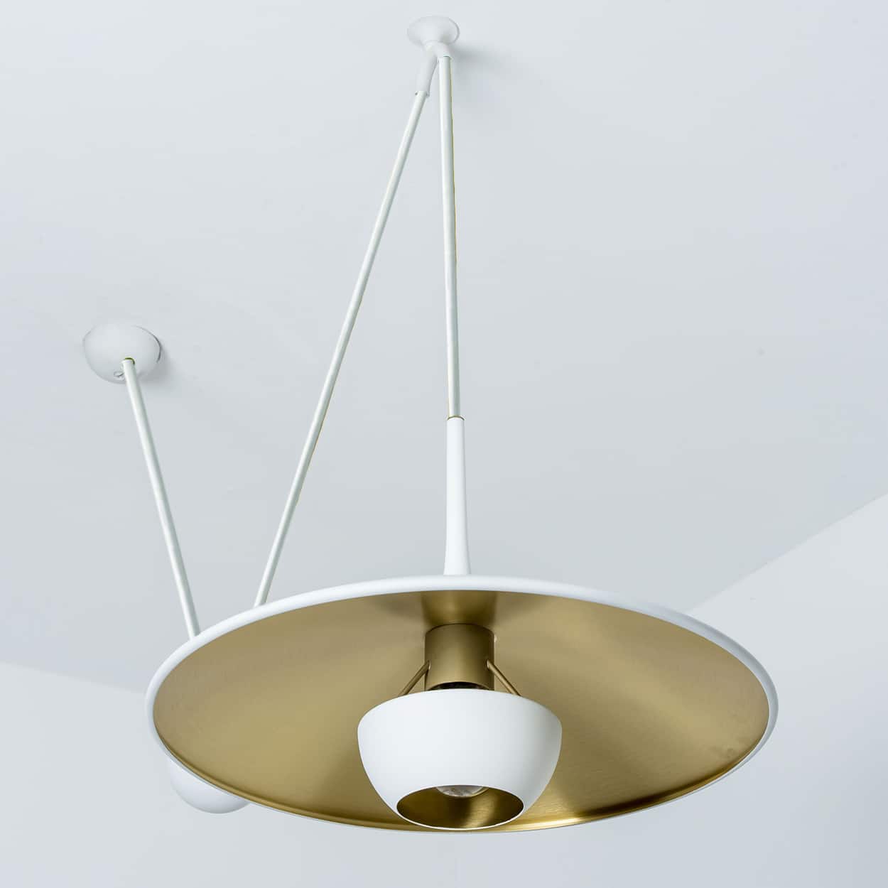 Onos Fixture With Side Counter Weights by Florian Schulz